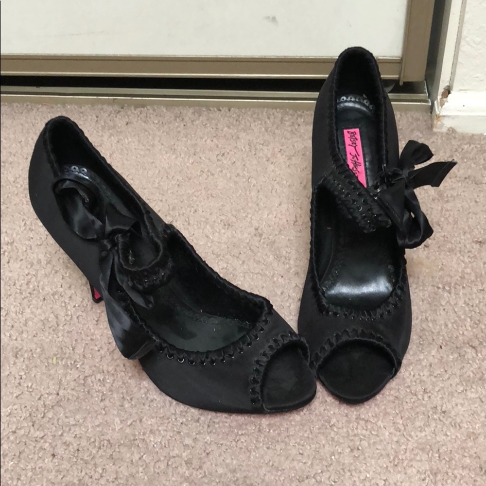 Betsey Johnson black side tie heels